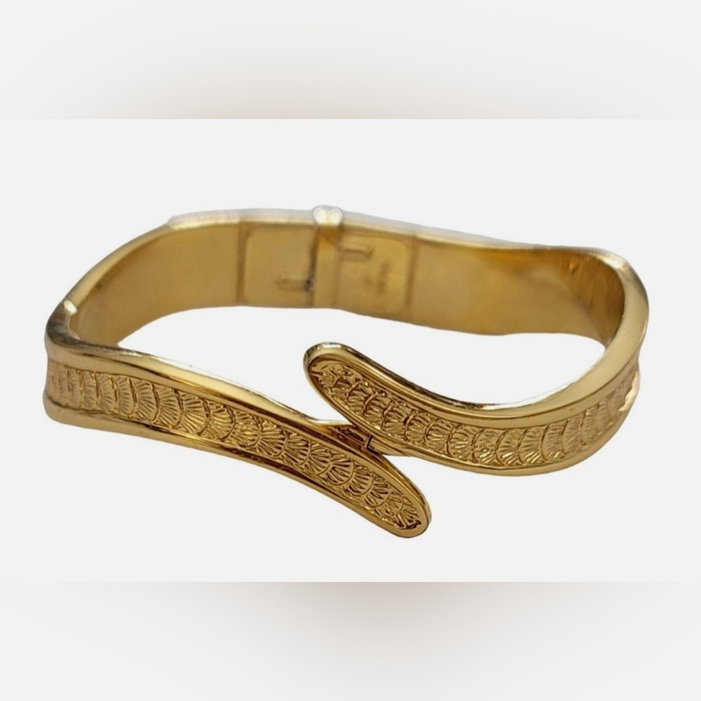Stunning Monet MCM Gold Tone Hinged ByPass Bangle Bracelet Signed Scallop Trim